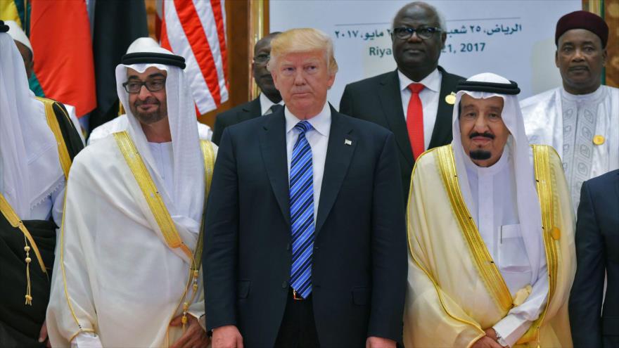 El presidente de EEUU, Donald Trump (centro), junto al rey de Arabia Saudí, Salman bin Abdulaziz Al Saud (dcha.), y el príncipe heredero de EAU, Mohammed bin Zayed Al Nahyan en la cumbre de Riad, 21 de mayo de 2017.