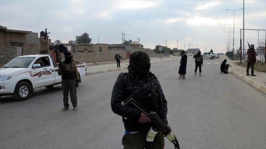 Terroristas de EIIL (Daesh, en árabe) circulan por las calles de Mosul.