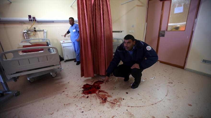 Agentes de seguridad inspeccionan la habitación del hospital Al-Ahli en Cisjordania, donde las fuerzas israelíes asesinaron a un palestino, 12 de noviembre de 2015.