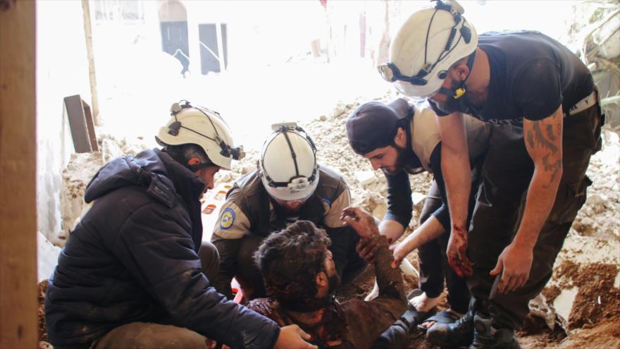 Miembros de los denominados “Cascos Blancos” ayudan a un herido, ciudad de Daraa, 8 de abril de 2017.