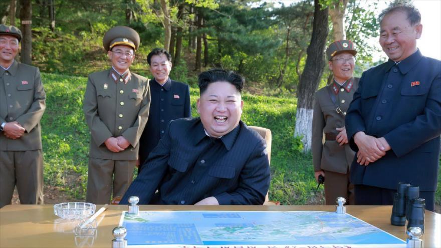 El líder de Corea del Norte, Kim Jong-un, supervisa el lanzamiento exitoso de un misil tierra-tierra, 22 de mayo de 2017.
