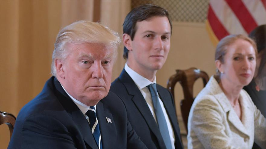 El presidente de EE.UU., Donald Trump (izquierda), y su yerno, Jared Kushner, en la residencia de la embajada de EE.UU. en Roma, 24 de mayo de 2017.