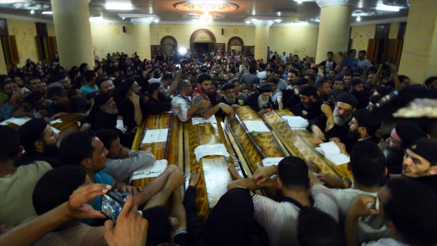 Familiares de los cristianos coptos muertos lloran ante los féretros de sus queridos en la ciudad norteña de Minya de Maqaqa (Egipto), 26 de mayo de 2017.