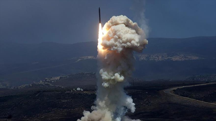 El lanzamiento de prueba de un interceptor terrestre desde la base aérea de Vandenberg en el estado de California, EE.UU.