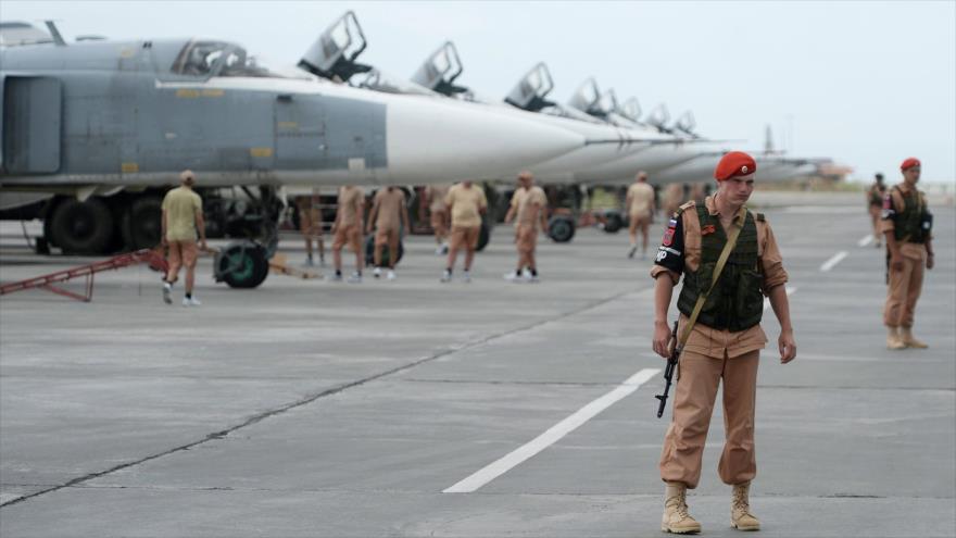 Cazas y personal aéreo de Rusia desplegados en la base siria de Hmeymim (oeste).