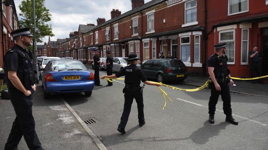 Los agentes de policía fijan un cordón policial durante unas operaciones en Manchester, 27 de mayo de 2017.