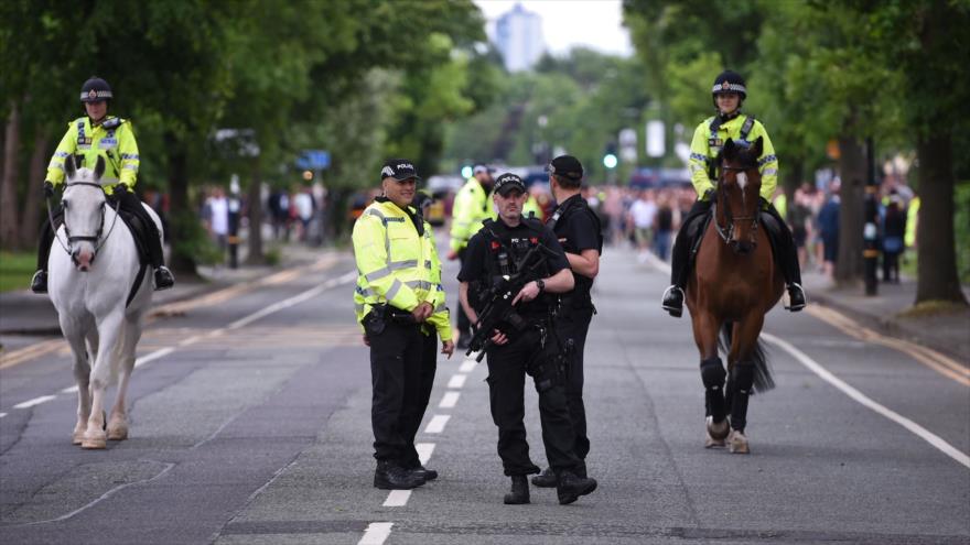 Agentes de policía británicos hacen guardia cerca del lugar del atentado en Manchester, 27 de mayo de 2017.