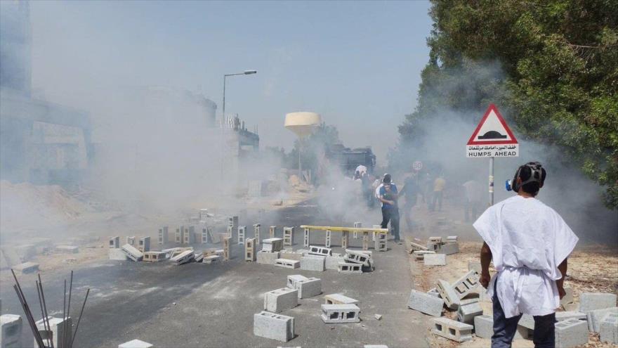 Manifestantes bloquean una calle tras violentos acontecimientos en Al-Diraz, 23 de mayo de 2017.