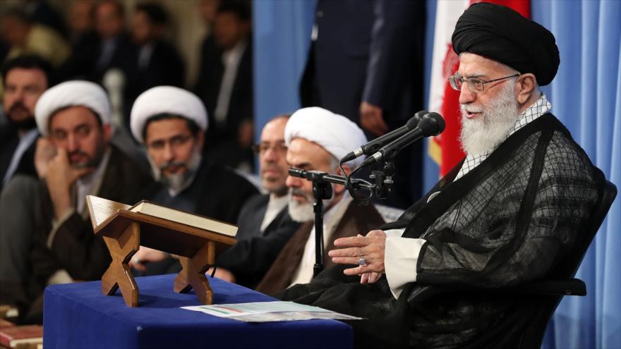 El Líder de la Revolución Islámica de Irán, el ayatolá Seyed Ali Jamenei, habla en un acto coránico en Teherán, 27 de mayo de 2017.
