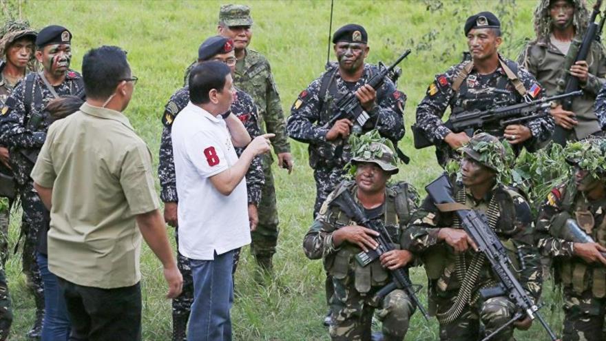 El presidente de Filipina, Rodrigo Duterte, habla con soldados del Ejército.