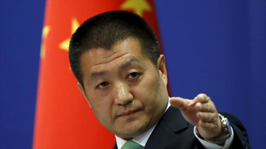 El portavoz de la Cancillería china, Lu Kang, ofrece una rueda de prensa semanal en Pekín, la capital.