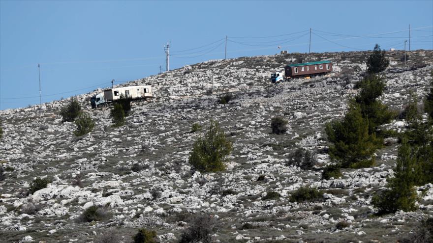 Camiones israelíes trasladan partes de las casas desmanteladas del asentamiento de Amona, febrero de 2017.