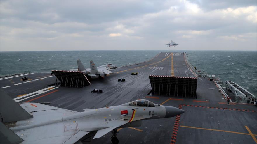 Aviones de combate J-15 chinos se lanzan desde portaaviones Liaoning durante ejercicios militares en el mar Amarillo.