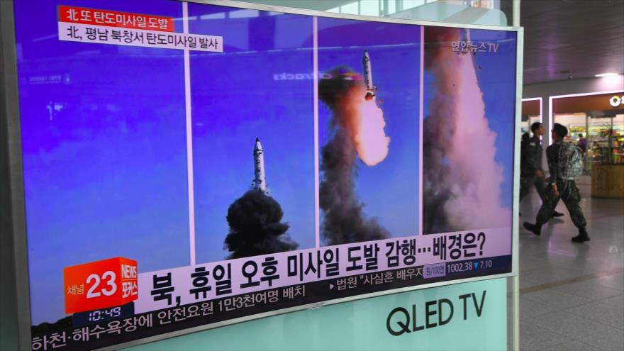 Una pantalla de televisión colocada en una estación de tren en Seúl, capital de Corea del Sur, muestra un reportaje sobre la más reciente prueba de misiles Pukguksong-2 de Corea del Norte, 22 de mayo de 2017.