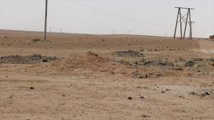 Fosa común en la ciudad de Al-Tabqa, al oeste de Al-Raqa.