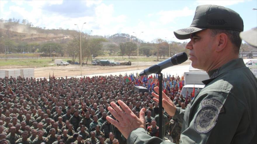 El ministro de Defensa venezolano, el general Vladimir Padrino López, da un discurso ante los militares, 26 de mayo de 2017.