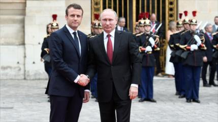 Macron y Putin abordan en Versalles conflictos Rusia-Occidente