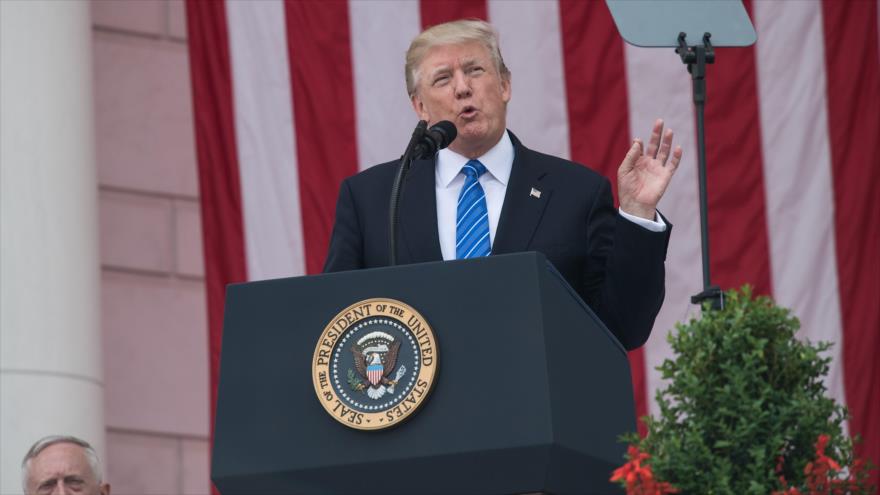 El presidente de EE.UU., Donald Trump, habla en el cementerio nacional de Arlington con ocasión del día de los caídos en guerra, Virginia, 29 de mayo de 2017.