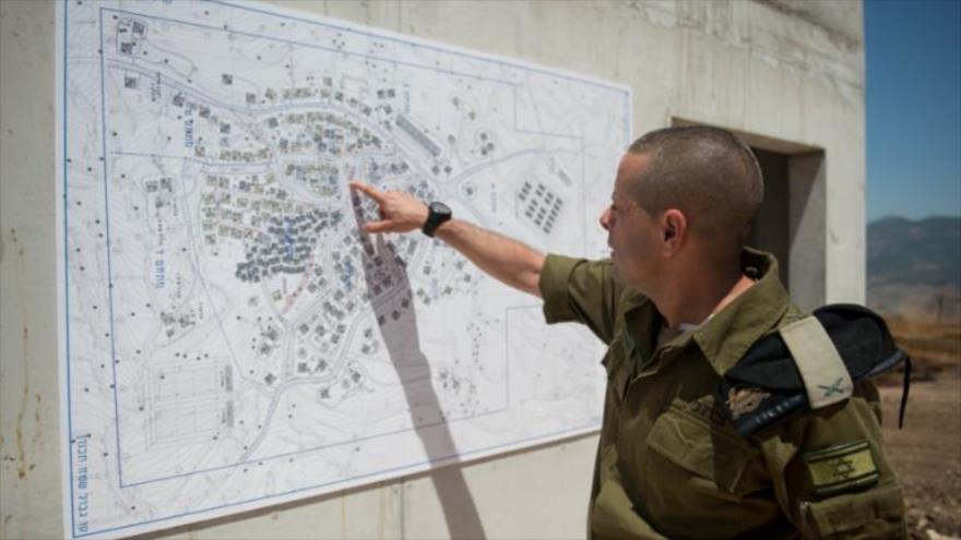 Einav Shalev, director de la división de las fuerzas de tierra de Israel, muestra los planes para la construcción de un nuevo centro de entrenamiento de guerra, 29 de mayo de 2017.