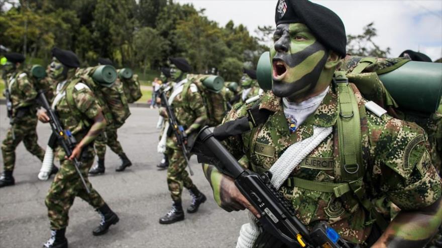 Soldados colombianos en un desfile militar.