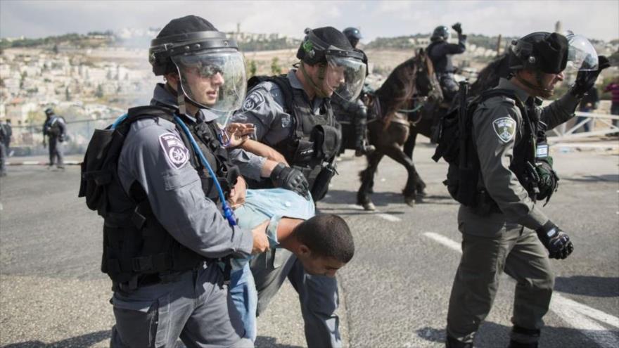 Integrantes de las fuerzas israelíes detienen a un hombre palestino.