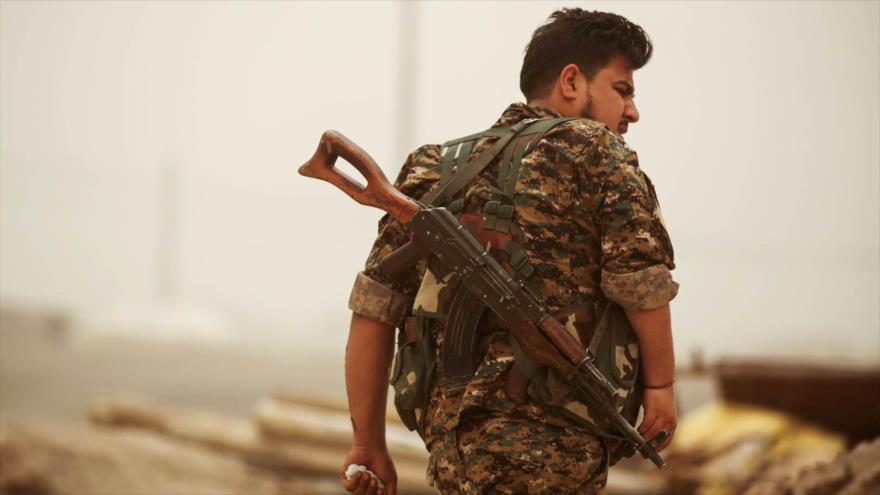 Un miembro de las Unidades de Protección Popular (YPG, por sus siglas en kurdo) en la ciudad siria de Al-Karama, 10 de mayo de 2017.