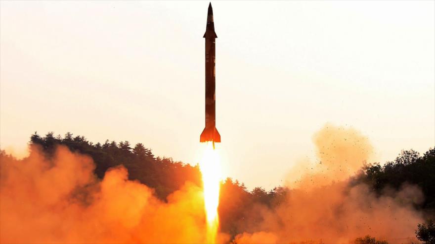 Foto publicada el 30 de mayo de 2017 por una agencia norcoreana muestra el último misil ensayado por Pyongyang.