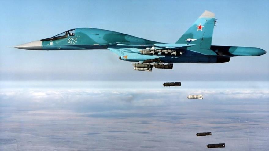 Un avión de combate ruso Sujoi Su-34 lanza bombas en un lugar desconocido.