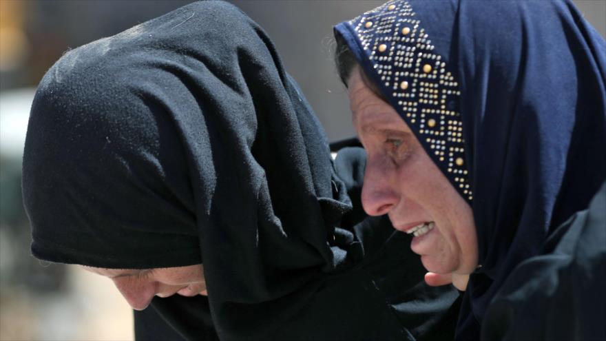 Mujeres desplazadas iraquíes lloran al abandonar su hogar en la parte occidental de Mosul, norte de Irak, 1 de junio de 2017.