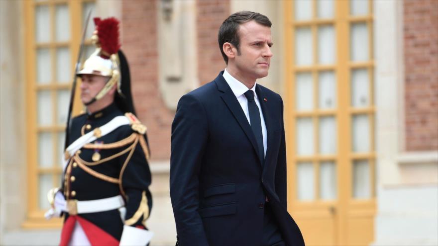 El presidente francés, Emmanuel Macron, acude a la bienvenida al presidente ruso, Vladimir Putin, en el Palacio de Versalles, cerca de París, 29 de mayo de 2017.