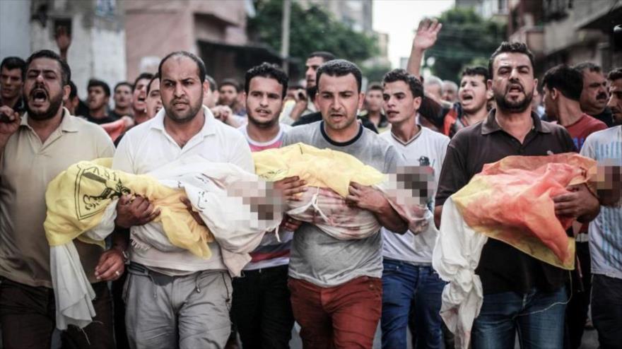 Padres palestinos llevan consigo los cuerpos sin vida de sus hijos y hijas.