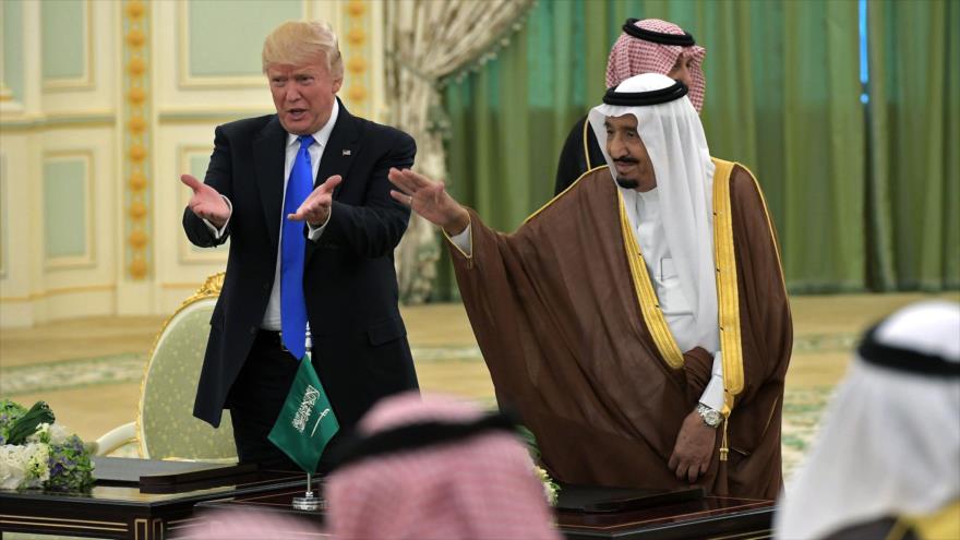 El presidente de EE.UU., Donald Trump, es recibido por el rey saudí Salman bin Abdulaziz, en Riad, 20 de mayo de 2017.