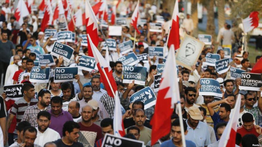 Manifestantes antigubernamentales protestan en la carretera de Budaiya, al oeste de Manama (capital bareiní), 23 de agosto de 2013.