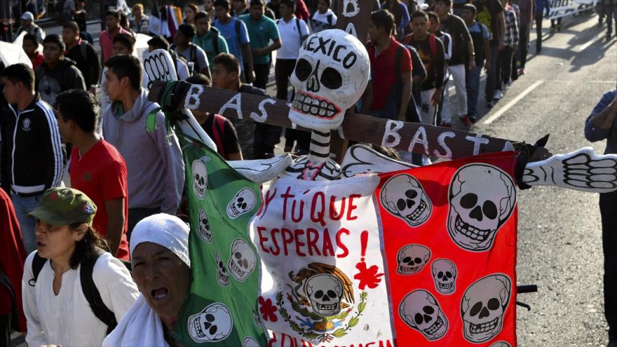 Familias y amigos de los estudiantes desaparecidos se manifiestan en la Ciudad de México (capital mexicana), 26 de enero de 2017.
