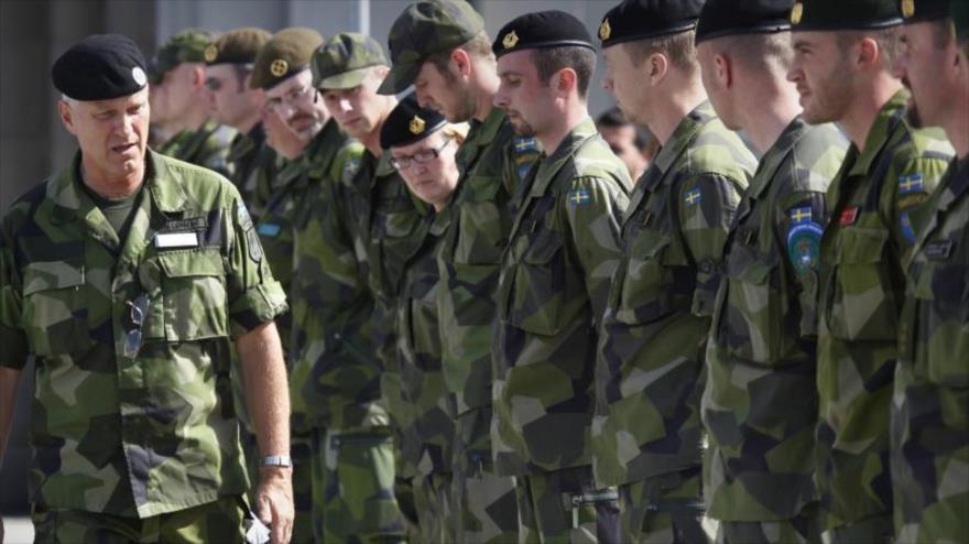 Los soldados suecos se preparan para un desfile cerca del Palacio Real de Estocolmo, capital de Suecia.