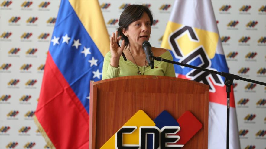 La segunda vicepresidenta del Consejo Nacional Electoral de Venezuela, Sandra Oblitas, ofrece una rueda de prensa.