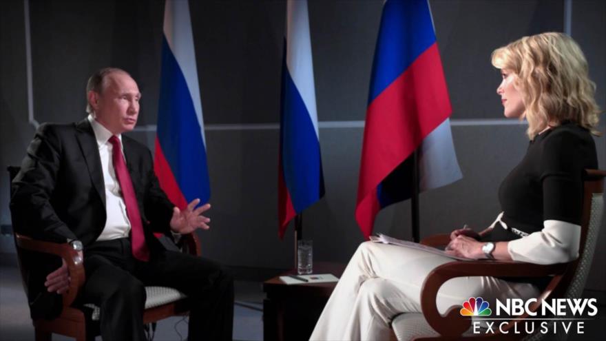 El presidente de Rusia, Vladimir Putin (izqda.), es entrevistado por Megyn Kelly, de NBC News, en San Petersburgo (Rusia), 2 de junio de 2017.