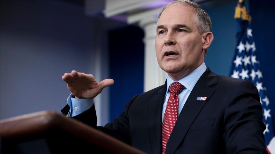 El director de la Agencia de Protección Ambiental estadounidense, Scott Pruitt, habla en una conferencia de prensa en la Casa Blanca, 2 de junio de 2017.