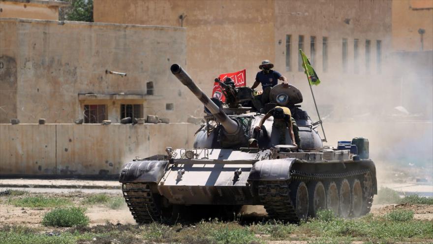 Fuerzas populares iraquíes en una calle en la ciudad de Hatra, al sudoeste de la ciudad norteña de Mosul, 28 de abril de 2017.