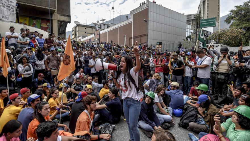 Manifestantes y estudiantes opositores realizan una protesta antigubernamental, en Caracas, la capital venezolana, 2 de junio de 2017.