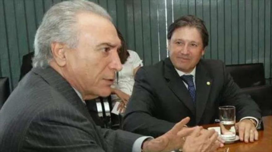 El presidente brasileño, Michel Temer, y el exdiputado Rodrigo Rocha Loures (dcha.) durante una reunión.