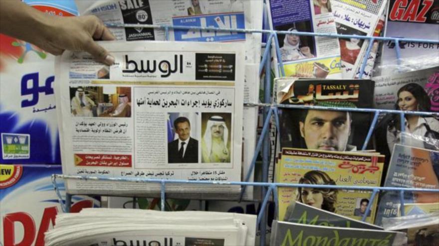 El diario Al-Wasat en un kiosko de periódicos de Baréin.