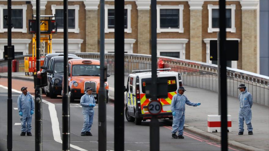 Policías forenses en el sitio de uno de los ataques en Londres, la capital del Reino Unido, 4 de junio de 2017.