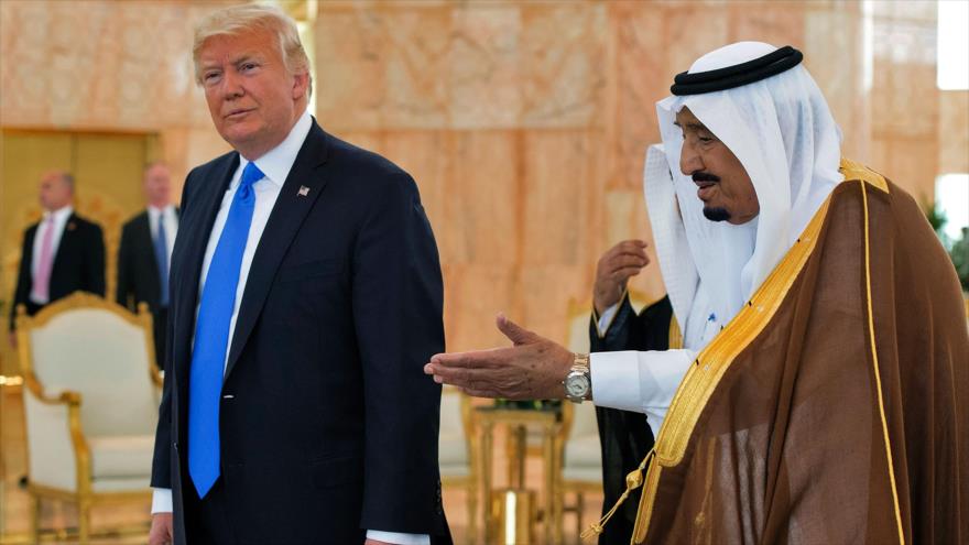 El presidente de EE.UU., Donald Trump, recibido por el rey saudí, Salman bin Abdulaziz Al Saud, Riad, 20 de mayo de 2017.