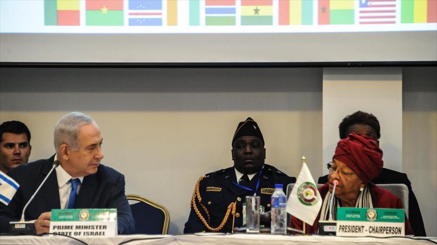El premier israelí, Benyamin Netanyahu, escucha a la presidente de Liberia, Ellen Johnson Sirleaf, en la cumbre de CEDEAO, 4 de junio de 2017.