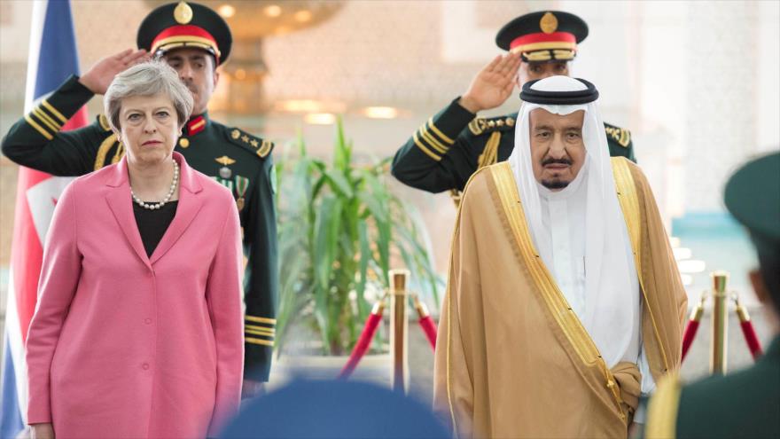 El rey saudí, el rey Salman bin Abdulaziz Al Saud, junto con la primera ministra británica, Theresa May.