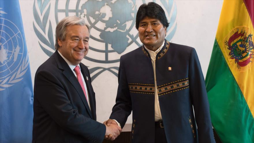 El secretario general de la ONU, António Guterres (izda.), y el presidente boliviano, Evo Morales, en la Conferencia Oceánica, Nueva York, 5 de junio de 2017.
