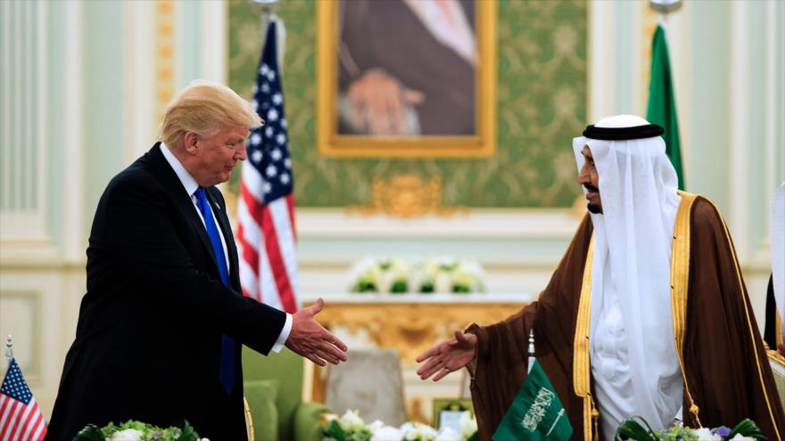 El presidente de EE.UU., Donald Trump (izda.), y el rey saudí, Salman bin Abdulaziz al Saud, se reúnen en Riad, capital saudí, 20 de mayo de 2017.