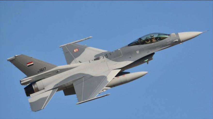 Avión F-16 del Ejército iraquí en pleno vuelo, 25 de junio de 2015. 