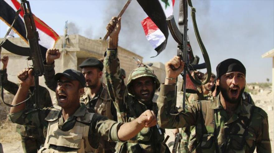 Fuerzas del Ejército sirio celebran su victoria en la provincia de Hama, oeste.

